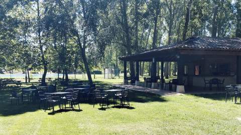 El chiringuito de las piscinas de Melgar de Arriba inicia una nueva temporada con rock and roll y buena comida