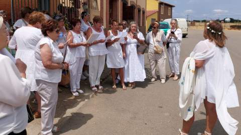 Las mujeres de Bercianos se juntan para cantar a la vida y brindar por sus vecinas más veteranas