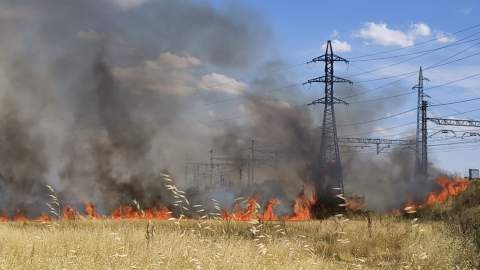 Controlado y en perimetración el incendio originado por las chispas de un tren entre Codornillos y Villada