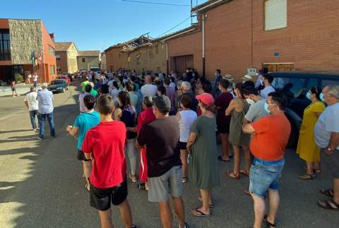 Unas 300 personas secundaron la concentración frente al Consistorio de Joarilla Unas 300 personas secundaron la concentración frente al Consistorio de Joarilla