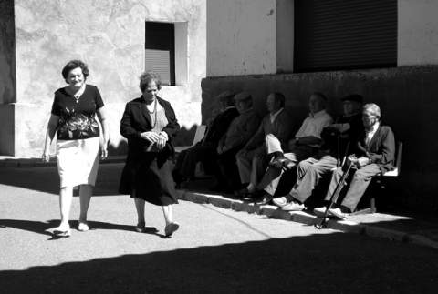 Las charlas al fresco, las solanas, forman parte del paisaje comarcal desde el principio de los tiempos. Joarilla de las Matas, imagen de archivo