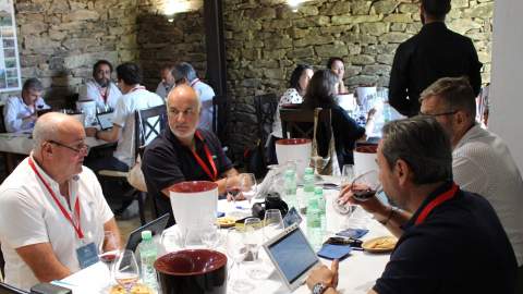 Sesión de cata en los premios Vinduero-Vindouro. Imagen: DO León