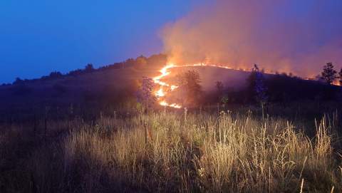 Ayuntamiento y Protección Civil de Sahagún participan en el operativo contra incendios en el frente del fuego originado en Canalejas
