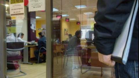 Entre  los colectivos a los que se dirige la iniciativa se encuentran los parados de larga duración,  menores de 30 años, desempleados procedentes de ERE, personas con discapacidad...