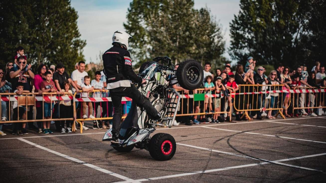 Villamart&iacute;n se viste de gala entre el rugir de motores y los sones de la dulzaina