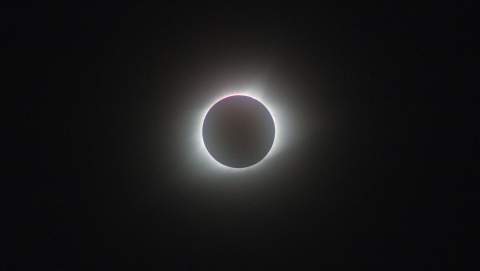 Foto de melissa mayes: https://www.pexels.com/es-es/foto/eclipse-solar-completo-6707257/ Foto de melissa mayes: https://www.pexels.com/es-es/foto/eclipse-solar-completo-6707257/