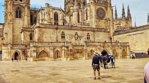 Viaje a lomos de una mula para unir la innovación acústica 3D y la tradición jacobea en Sahagún