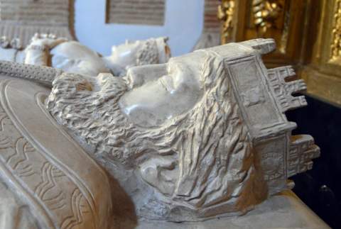 Imagen de la corona de Alfonso VI en su mausoleo, en Sahagún