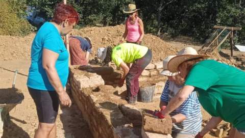 Participantes de la primera fase de los talleres dedicada a la mezcla de tierras y fabricación del adobe