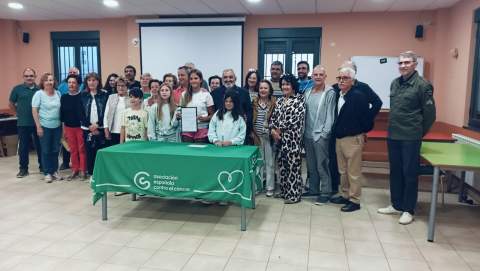 Entrega del cheque a la AECC en Villamoratiel