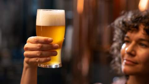 https://www.freepik.es/foto-gratis/vista-lateral-mujer-trabajando-fabrica-cerveza_49633496.htm#fromView=search&page=1&position=45&uuid=d9e1b0d8-8bc9-4709-ba3f-4a2bc0ea79a5