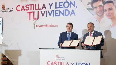 Momento de la firma con la Diputación de León
