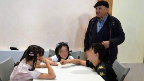 Jugar a los chinos, en Bercianos, no entiende de edades