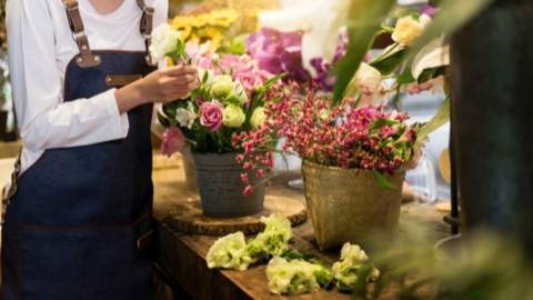 Una amplia variedad de arreglos florales diseñados para rendir un bello homenaje a los seres queridos