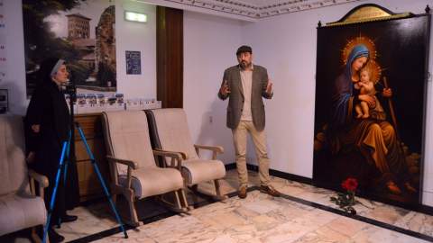 El artista rumano Augustin Constantin Ghebaru reinterpreta a la Virgen Peregrina en un lienzo donado al Monasterio Santa Cruz de Sahagún