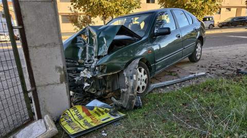 Herido un vecino de Sahagún tras chocar con su turismo contra un muro