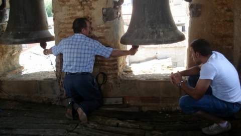 Toque de campanas en Mozos de Cea. Imagen de archivo