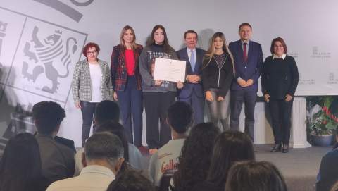 Momento de la entrega del premio al IES de Sahagún