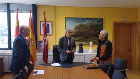 Momento de la reunión con el alcalde de Santa Cristina de Valmadrigal