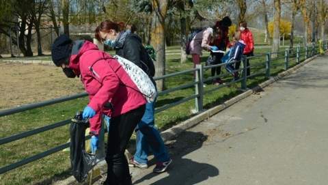 Imagen, de archivo, de una jornada de limpieza en el entorno del Cea