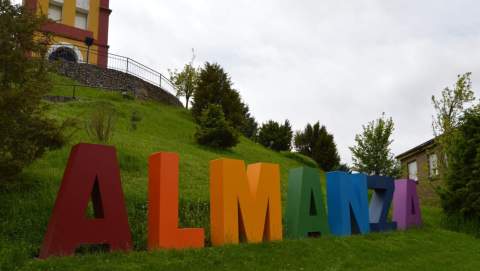 Almanza recibe 9.000 euros de ayuda para proyectos de reactivación comercial tras los incendios del verano