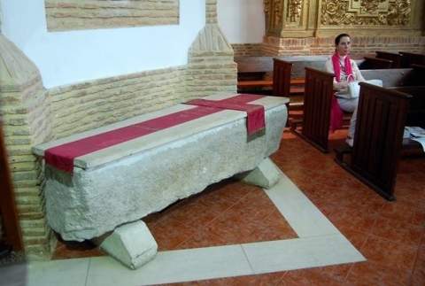 Un discreto sepulcro guarda los restos óseos del rey Alfonso VI