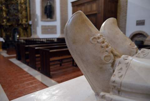 El escultor leonés Amancio ultima estos días el conjunto escultórico del mausoleo
