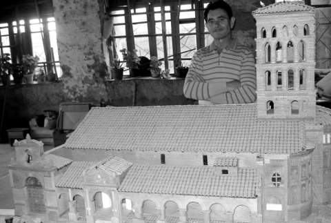 Valentín, junto a una de sus creaciones: la iglesia de San Lorenzo