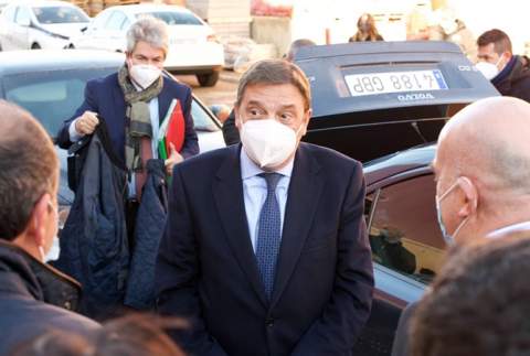 El ministro a su llegada a Sahagún. Imagen: Alberto Fernández